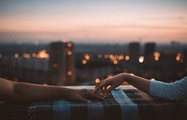 Эдуард Асадов. Как много тех, с кем можно лечь в постель, Как мало тех, с кем хочется проснуться… И ...