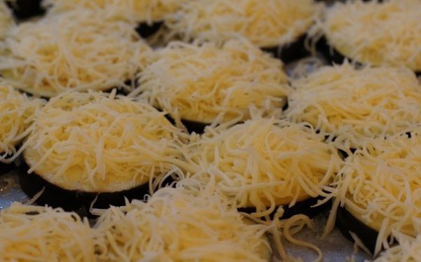 Баклажаны кружочками в духовке с сыром и помидорами. Ингредиенты: 2 баклажана весом около 600 грамм; ... - 4
