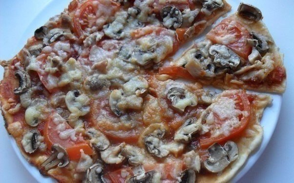 Диетическая пицца с курицей и грибами.Ингредиенты (на 8 порций):Калорийность на порцию: 81 ккалМука ...