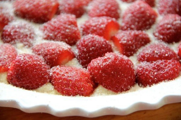 Клубничный пирог. Ингредиенты: 1,5 стакана муки 1/2 чайной ложки соли 1,5 чайной ложки разрыхлителя ... - 4