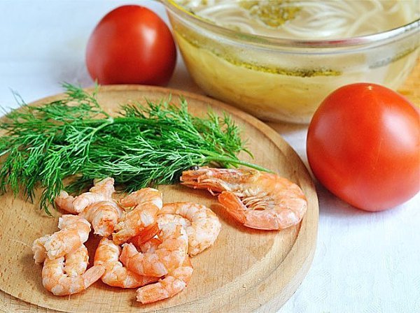 Томатный суп с лапшой.Приготовьте на обед вкусный и легкий томатный суп с лапшой и креветками. ... - 3