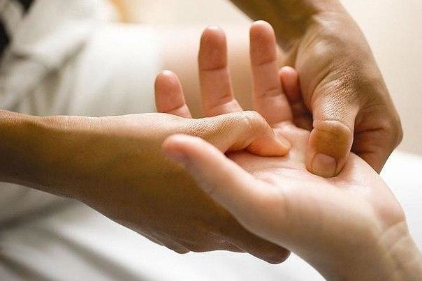 По рукам человека можно определить чем он болен.Руки – кладезь всевозможной информации: по ним, как ...