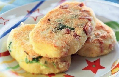 Картофельные котлетки.Ингредиенты:картофель — 0,5 кг,яйцо — 8 шт,сыр — 75 г,ветчина — 70 г,лук — 1 ...