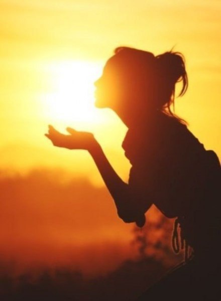 Подставляйте солнышку ладошки, собирайте лучики в карман, а затем, с любовью, понемножку, раздавайте ...