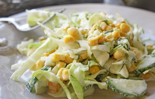 Салат с капустой, огурцами и кукурузой.Ингредиенты:пол кочана молодой капусты;2 огурца;пол банки ...