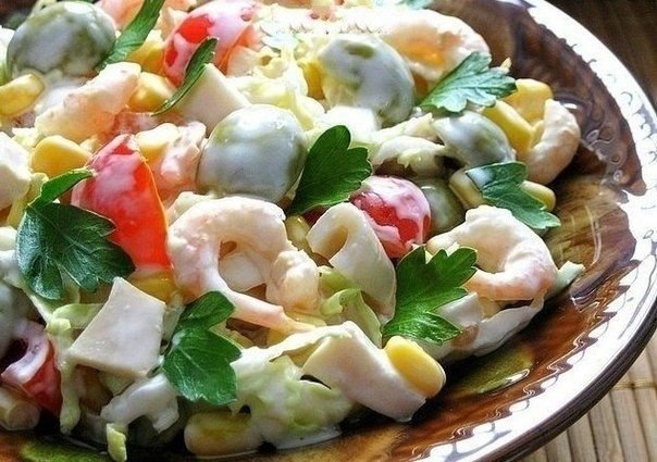 Салат с креветками, кальмарами, оливками и кукурузой.Ингредиенты:Пекинская капуста – 200гЯйца – 3 ...