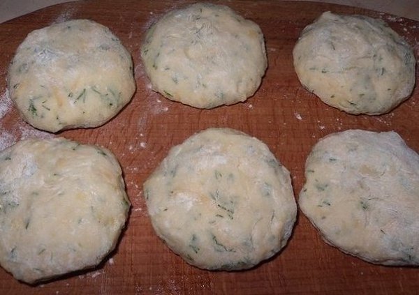Котлеты из картофеля, сыра и укропа с грибами + соус.Ингредиенты:Картофельное пюре - 300-400 ... - 4