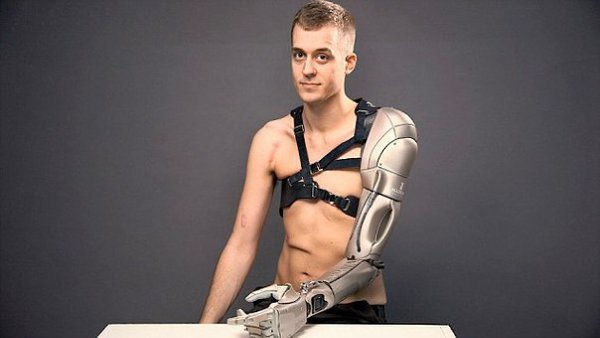 26-летний мужчина получил протез руки с зарядкой для телефона, фонариком и дроном.Джеймс Янг стал ...