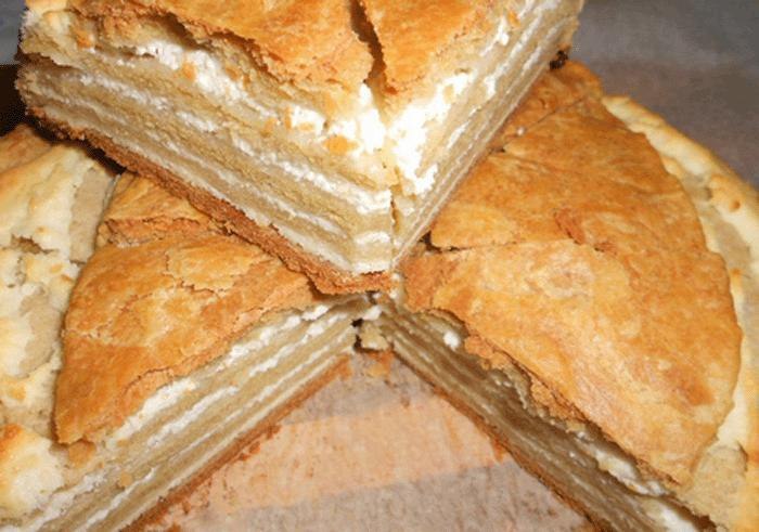 ОЧЕНЬ ПРИТЯГАТЕЛЬНЫЙ НА ВКУС СЛОЕНЫЙ ТВОРОЖНЫЙ ПИРОГ. Для теста: мука – 250 грамм; маргарин – 150 ...
