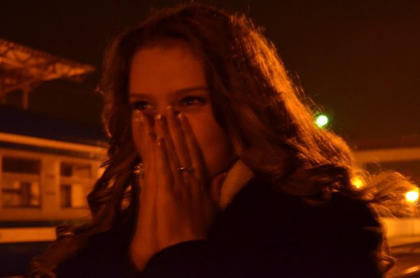 да что ты знаешь о расстоянии? ты не поймешь никогда, каково это — не иметь возможности взять за ...