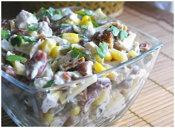 Салаты с куриным филе! 1. Салат с курицей Ингредиенты: - отварное куриное филе – 300г - фасоль ...