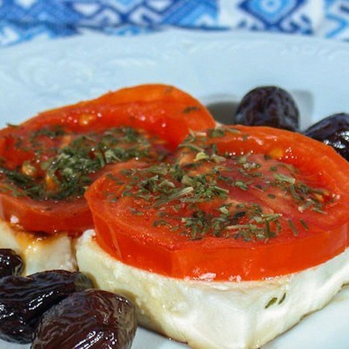 Брынза, запеченная с помидорами (саганаки).Вам потребуются: брынза - 500г; помидоры - 1-2 шт.; масло ...