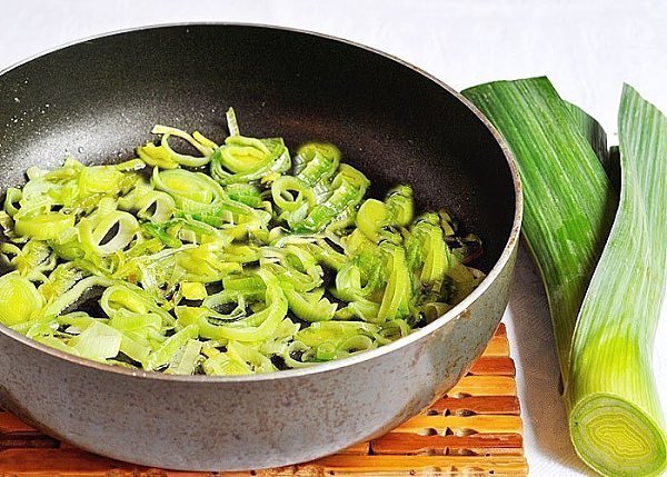 Томатный суп с лапшой.Приготовьте на обед вкусный и легкий томатный суп с лапшой и креветками. ... - 4