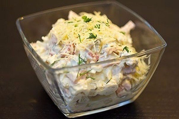 Салат с курицей, ветчиной и сметаной.На 100 грамм - 100.82 ккалБ/Ж/У - ...