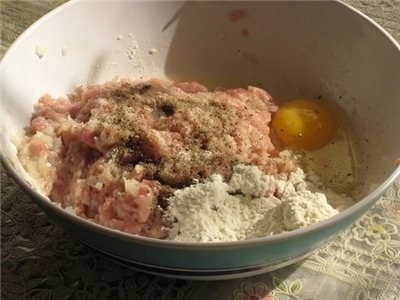 Запеченные куриные котлетки с гарниром
