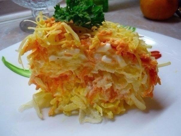 Очень-очень простой, но бесподобно вкусный салат «Французский».Ингредиенты:Яблоко — 2 шт. Яйцо — 4 ...