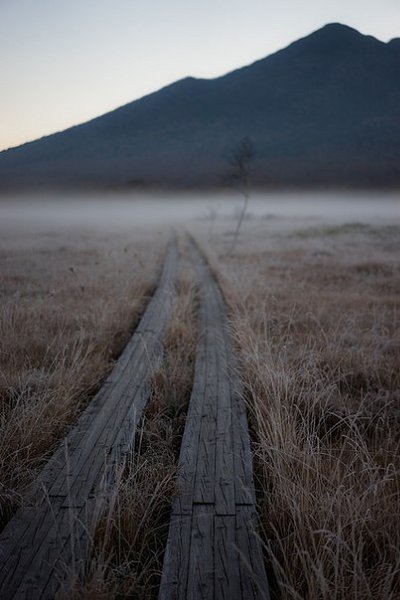 Я лично всегда терпеть не мог замкнутого пространства. Мне нужны воздух, небо, и чтоб дороги ...
