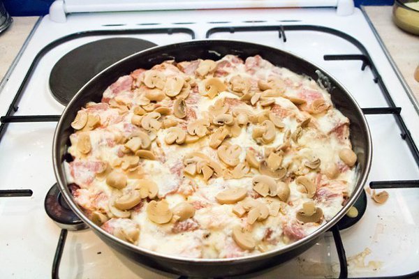 МЯСНАЯ ЗАПЕКАНКА .ИНГРЕДИЕНТЫ: Свиная шейная вырезка - 1,5 кг. Лук репчатый средних размеров - 3 шт. ... - 4