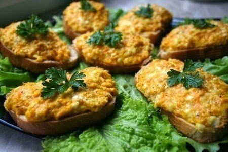 Горячие бутерброды с морковью, сыром и чесноком.Примерно на 12 бутербродов:Ингредиенты:2 крупные ...