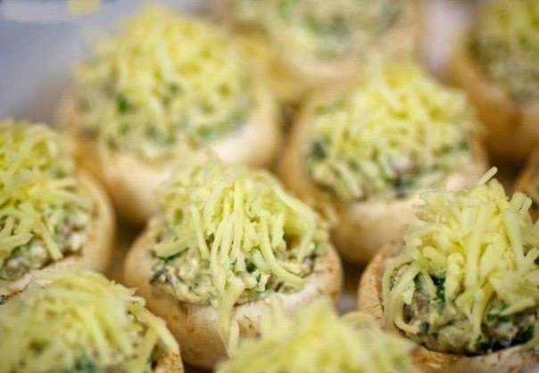 Шампиньоны с курицей и сыром. Ингредиенты: 500 г куриного филе 60 г феты 10 больших свежих ...