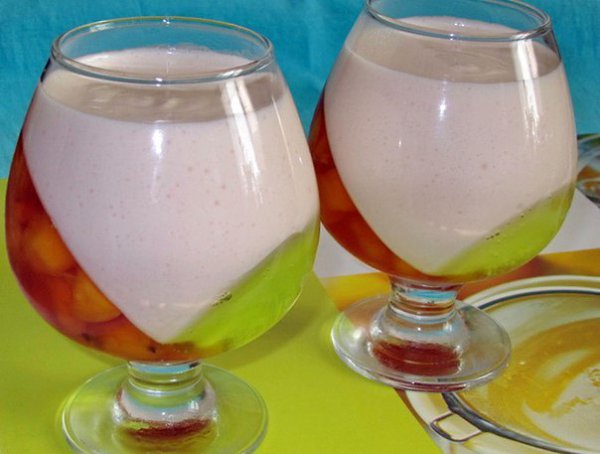 САМЫЕ ВКУСНЫЕ РЕЦЕПТЫ ЖЕЛЕ.1. Шоколадное желеИНГРЕДИЕНТЫ: 1 литр молока, 1 стакан сахара, 2 плитки ...