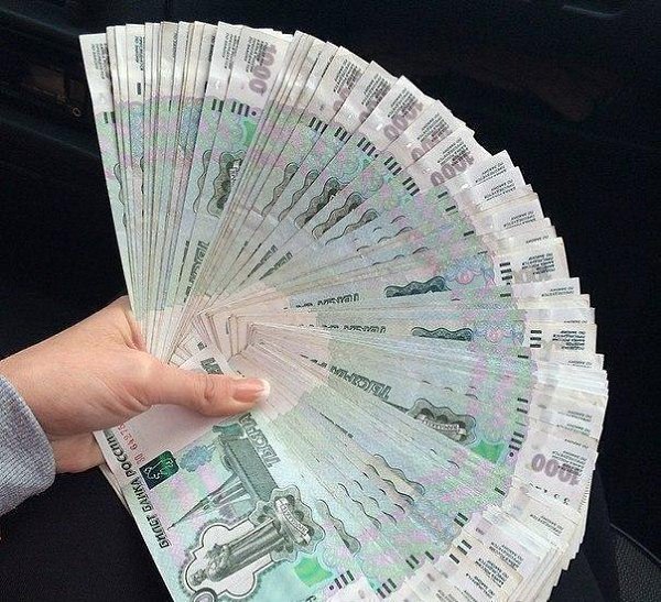 Муж моей мечты: - Держи дорогая, это тебе на платья!