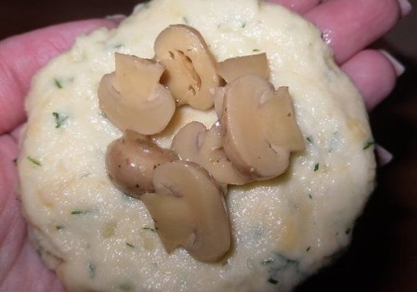 Котлеты из картофеля, сыра и укропа с грибами + соус.Ингредиенты:Картофельное пюре - 300-400 ... - 3