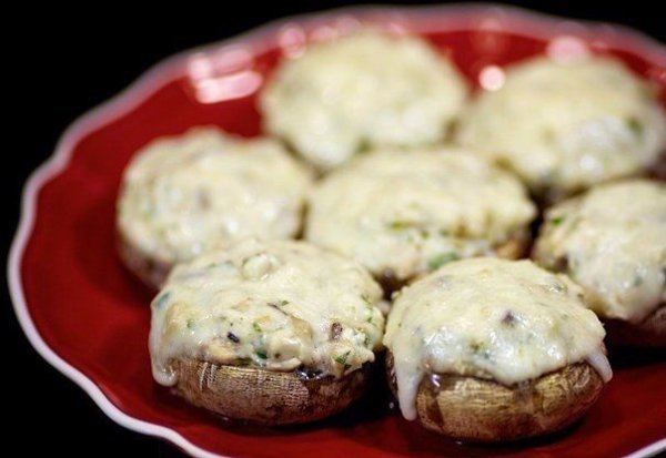 Шампиньоны с курицей и сыром.Ингредиенты:Куриное филе — 500 гФета — 60 гБольшие свежие шампиньоны — ...