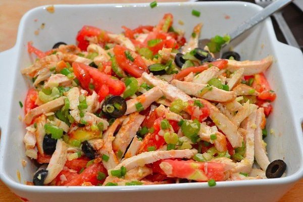 Салат из курицы.Ингредиенты:Куриная грудка — 2 шт.Помидор — 2 шт.Черные оливки (б/к) — 80 гСельдерей ... - 5