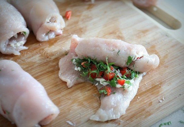 Куриные рулетики в беконе.Ингредиенты:Куриные грудки или очищенные филе — 2 шт.Творожного сыр ... - 6