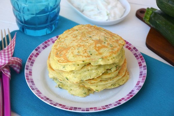 Оладьи с кабачками и сыром. Вкуснейшие оладьи на молоке с добавлением в тесто измельченных листьев ... - 9