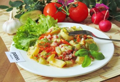 Кабачки с картофелем и ветчиной в сметане.Морковь 1 шт. Подсолнечное масло 30 млЛук репчатый 1 шт. ...