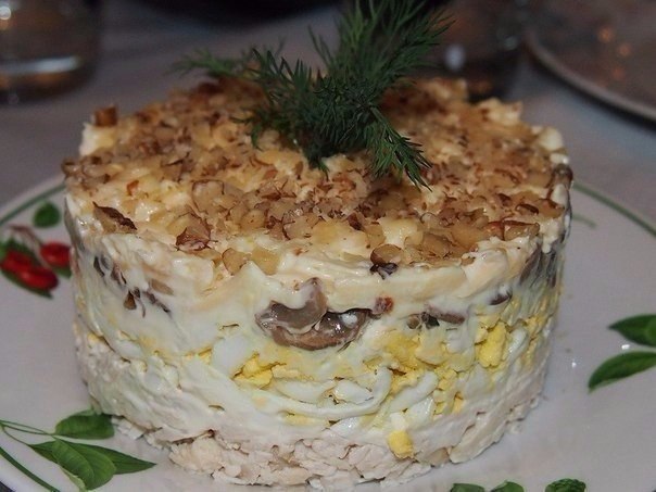 Салат с курицей , грибами и грецким орехом!!!! Ингредиенты: Филе куриное - 150 г Яйца - 2 шт Грибы - ...