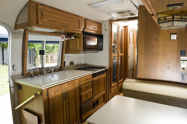 Airstream 350LE Class A Motorhome (1992).    Chevrolet. - 5