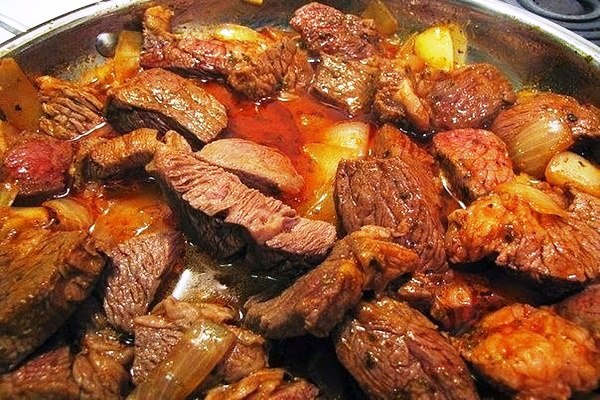 Вкусный гуляш по-домашнему.Ингредиенты:Пол килограмма мяса (говядина или свинина)Две ...