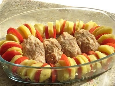 Запеченные куриные котлетки с гарниром