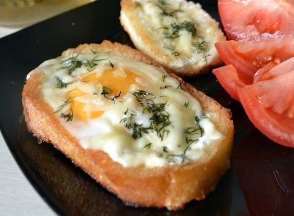 Необычный вкусный бутерброд.Ингредиенты:-тоненькие кусочки ветчины или копченое мясо;-8 кусочков ...
