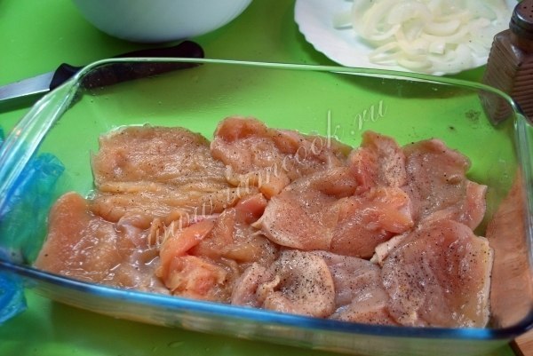 Куриная запеканка по-французски.Ингредиенты:Куриное филе - 400 грамм;Картофель - 2 шт;Лук - 1 ... - 3