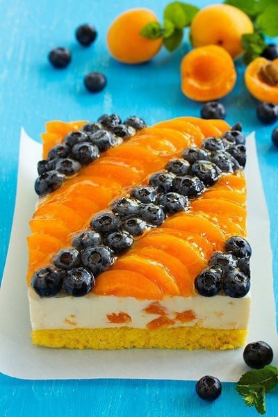 Торт с йогуртовым муссом, абрикосами и голубикой! Ингредиенты: Для бисквита: Яйца— 3 шт. Сахар — 90 ...