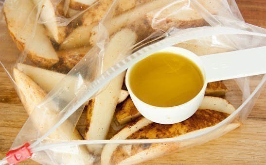 Запеченные картофельные дольки. Эта закуска приведет в восторг всех любителей картошки. Подайте ... - 5