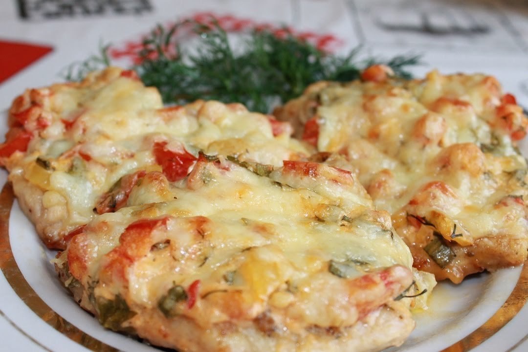 МЯСО ПО-ФРАНЦУЗСКИ К НОВОМУ ГОДУ.Отличная праздничная идея!ИНГРЕДИЕНТЫ: куриное филе — 2 шт. (250 г) ...