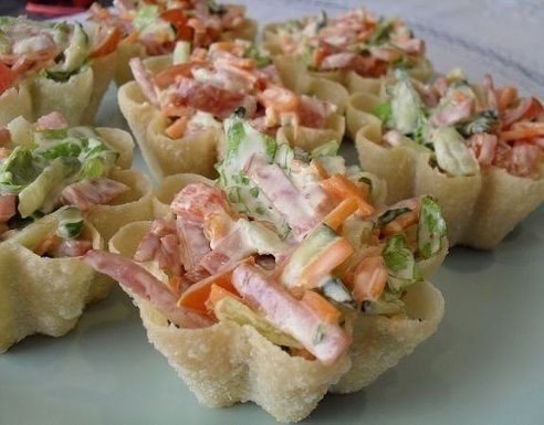 Тарталетки с корейской морковью и салями.Итак, для приготовления тарталеток с начинкой нам ...