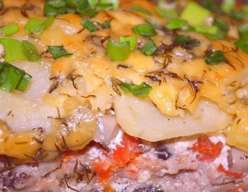 Запеканка картофельно — мясная.Ингредиенты:— Фарш 300-400гр— лук 2-3шт— картошка 3 шт крупные— грибы ...