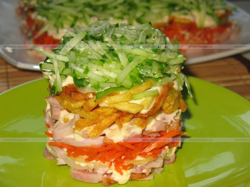Обалденный слоеный салат с курицей и картофелем. Ингредиенты: -курица копченая -картофель -огурец ...