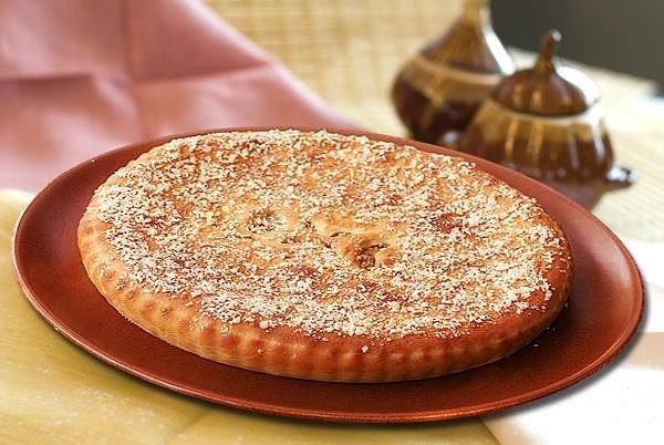 Сладкий осетинский пирог с творогом.Продукты:Дрожжи 35 г (свежие)Молоко 100 млСахар 100 гр и 1 ч. ...