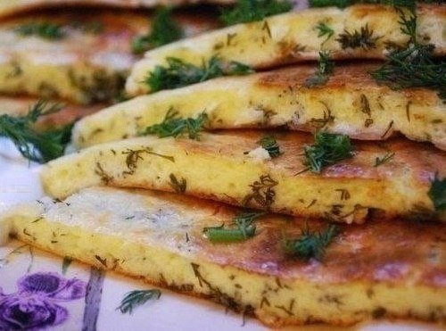 Быстрое хачапури на сковороде.Ингредиенты:· 200 грамм любого твердого сыра (российский, Эдам и ...