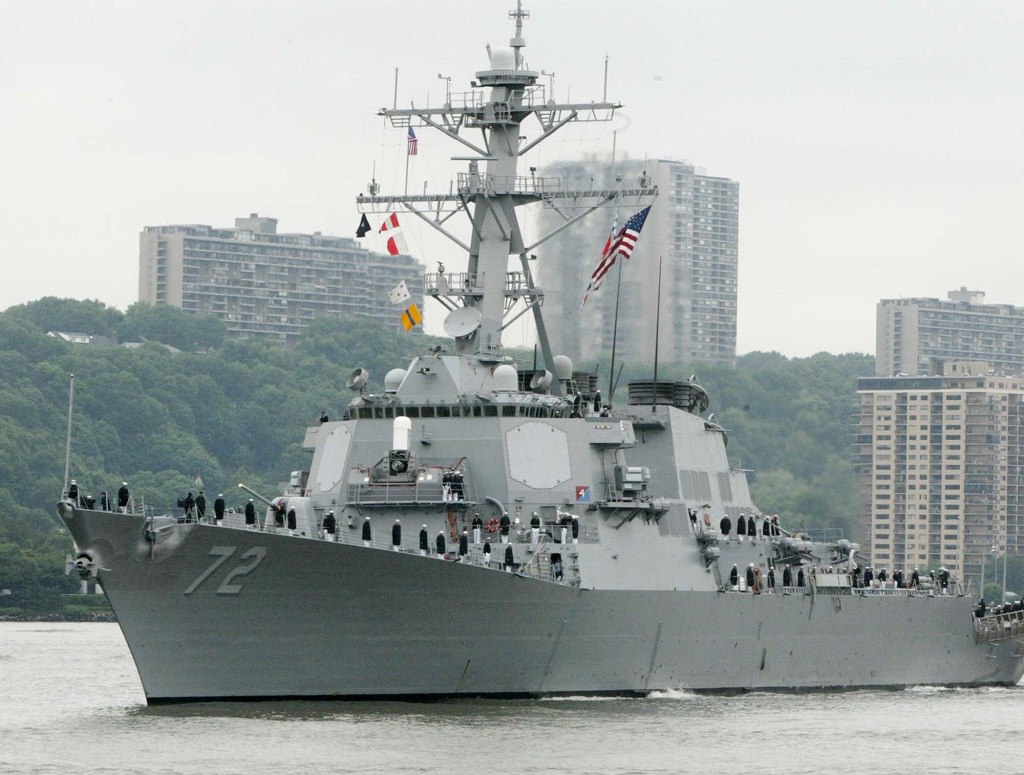 СМИ: эсминец ВМС США открыл предупредительный огонь по иранским катерам.Эсминец ВМС США Mahan открыл ...