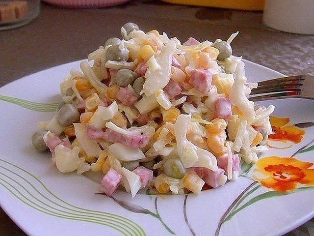 ПРОСТЕЙШИЙ САЛАТИК.Улетает на глазах ИНГРЕДИЕНТЫ: кукуруза - 1 банка, горошек - 1 банка, колбаса ...