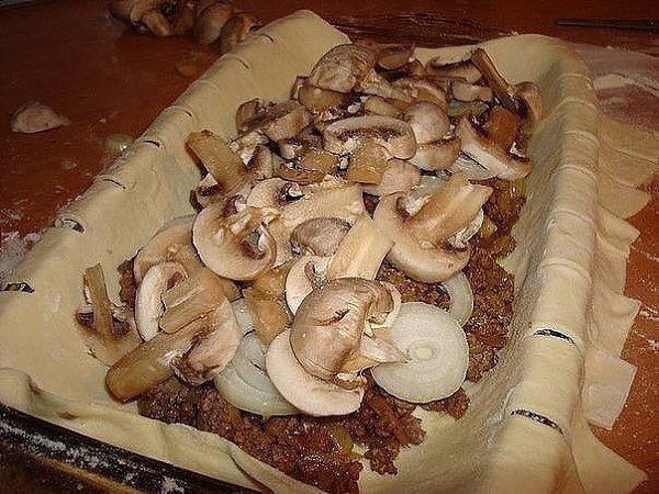 Быстрый мясной пирог с.грибами Ингредиенты: Тесто слоённое дрожжевое Фарш грамм 300-400. Лук 2-3 ... - 2