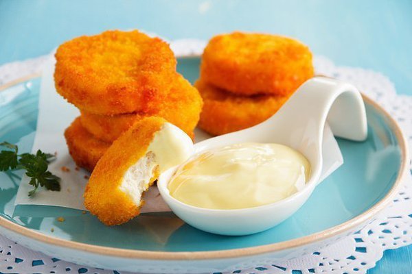 САМЫЕ ВКУСНЫЕ КУРИНЫЕ НАГГЕТСЫ. Очень вкусные, очень нежные, сочные, да еще и с сырным соусом, ...
